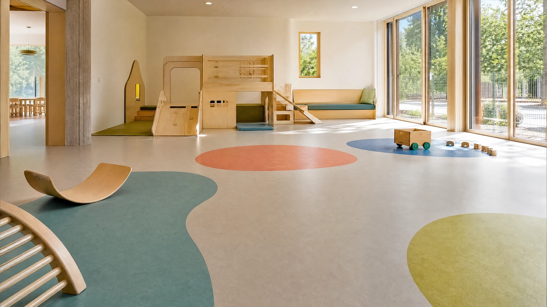 Illustratives Anwendungsbild eines farbigen elastischen Bodens in einer Kindertagesstätte